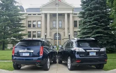 Cadillac SRX и Lexus RX 350. Вид сзади